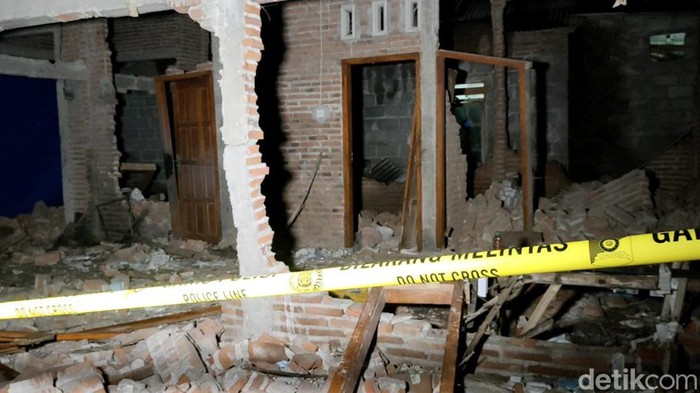 Rumah warga Dusun Balungcino, Desa Blaru, Kecamatan Badas hancur. Diduga terjadi ledakan keras dari petasan yang sedang dirakit.