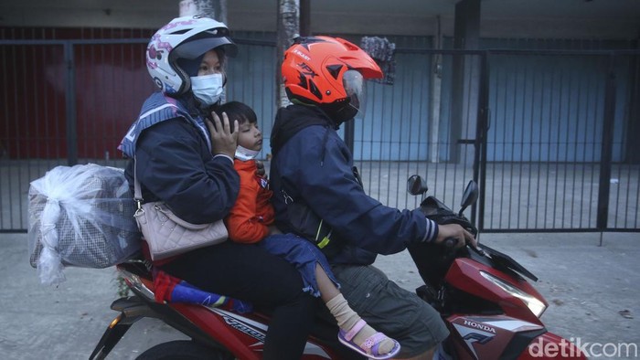 Sejumlah pemudik melintas di Jalur Pantura, Cikampek, Sabtu (30/4/2022). Para pemudik yang menggunakan kendaraan bermotor ini turut membawa serta keluarga kecilnya.