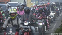 Nampak para orang tua membawa anak kecil untuk mudik menggunakan motor.  