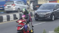 Berdasarkan hasil survei Kementerian Perhubungan, diprediksi akan ada 23 juta mobil dan 17 juta sepeda motor yang digunakan untuk mudik pada Lebaran tahun ini.  