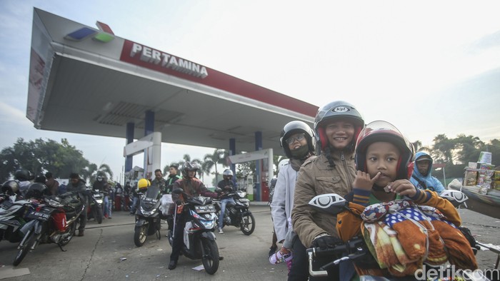 Sejumlah pemudik melintas di Jalur Pantura, Cikampek, Sabtu (30/4/2022). Para pemudik yang menggunakan kendaraan bermotor ini turut membawa serta keluarga kecilnya.