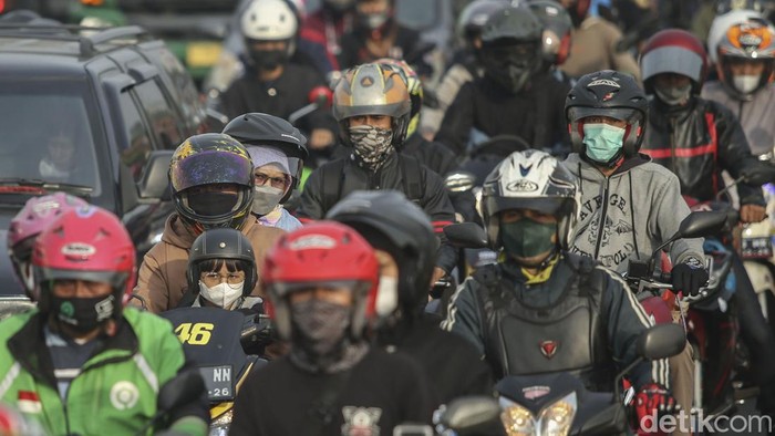 Sejumlah pemudik melintas di Jalur Pantura, Cikampek, Sabtu (30/4/2022). Para pemudik yang menggunakan kendaraan bermotor ini turut membawa serta keluarga kecilnya.