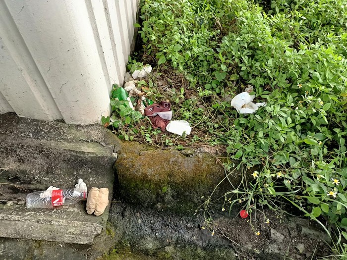 Sampah di Tepi Jalan Tol Japek