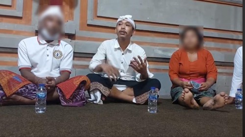 Putu S datang bersama orangtuanya ke Pura Samuan Tiga, Gianyar untuk menjelaskan duduk persoalan.