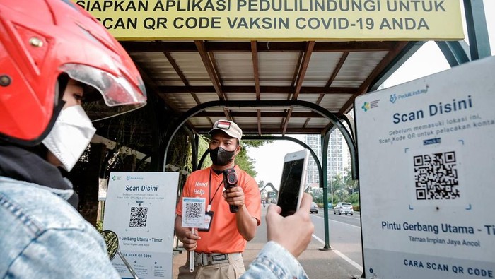 Taman Impian Jaya Ancol (TIJ Ancol) menjadi kawasan pertama yang ditinjau Menparekraf Sandiaga karena menjadi objek wisata favorit wisatawan.