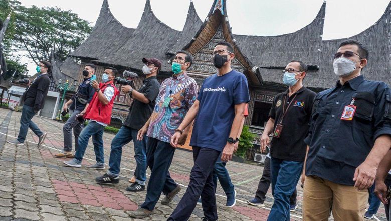 Menparekraf Sandiaga Uno saat meninjau kesiapan Taman Mini Indonesia Indah (TMII) dalam menghadapi libur lebaran, Sabtu (30/4/2022).