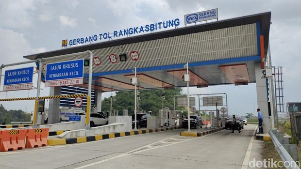 Sebanyak 6.200 kendaraan mudik melalui Tol Serang-Panimbang siang hari ini. Jumlah kendaraan diprediksi akan terus meningkat hingga puncaknya pada besok 1 Mei. (Fathul R/detikcom)