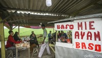 Deretan warung dadakan juga tersedia bagi pemudik yang tidak berpuasa.  