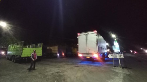 Sejumlah angkutan barang parkir di rest area Selabih pada Jumat (29/4/22) malam.