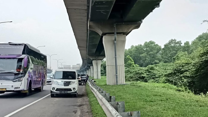 Sejumlah pemudik memilih berhenti dan beristirahat di bahu jalan Tol Jakarta-Cikampek karena resta area penuh