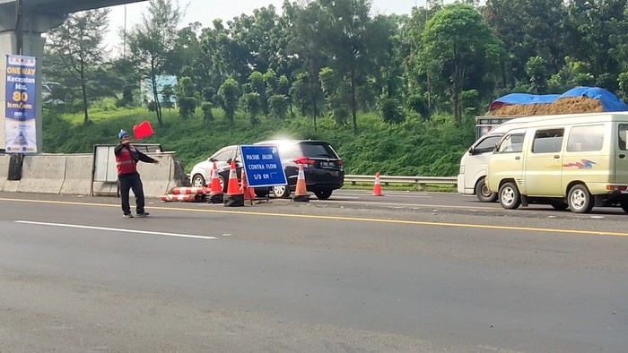 Korlantas Polri memberlakukan sistem rekayasa lalu lintas contra flow di KM 47 Tol Jakarta-Cikampek (Japek). Pemberlakuan sistem tersebut merupakan upaya dalam mengurai kemacetan lalu lintas imbas dihentikannya sistem one way.