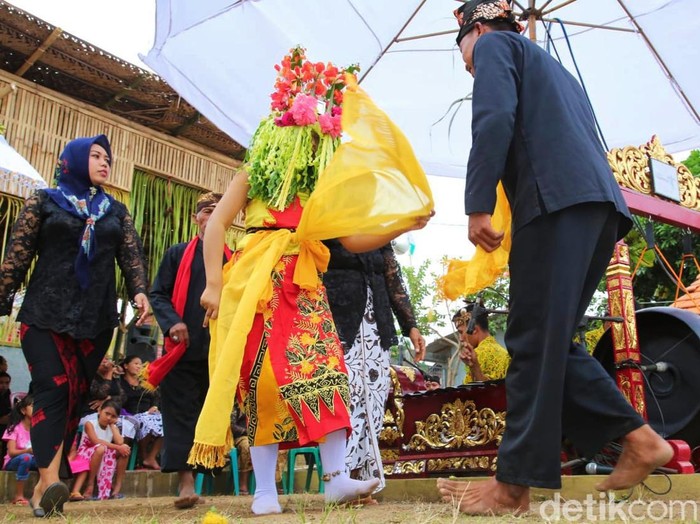 Bupati Banyuwangi Ipuk Fiestiandani meminta pelaku wisata bersiap menyambut libur lebaran. Berbagai atraksi wisata dan pergelaran seni budaya disiapkan Banyuwangi di destinasi-destinasi wisata.