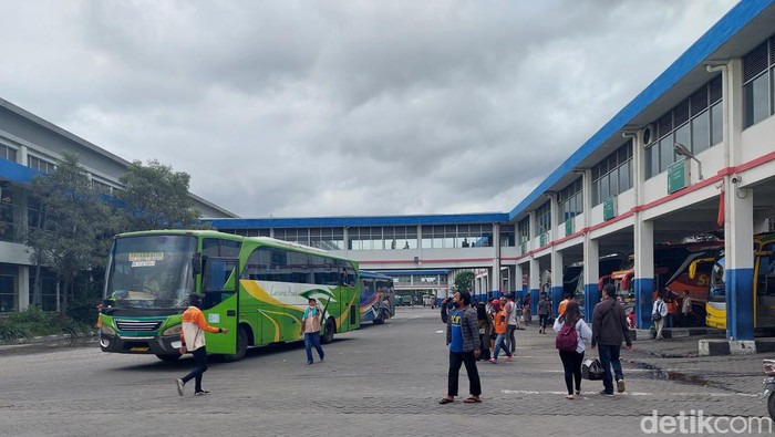 Situasi di Terminal Purabaya Bungurasih pada H-2 Lebaran