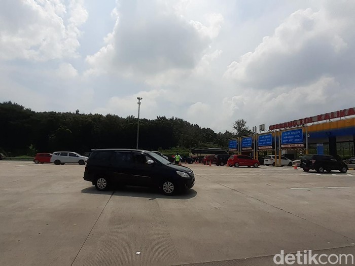 Situasi Gerbang Tol (GT) Kalikangkung, Semarang pada Sabtu (30/4/2022) sekitar pukul 11.00 WIB.