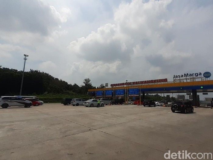 Situasi Gerbang Tol (GT) Kalikangkung, Semarang pada Sabtu (30/4/2022) sekitar pukul 11.00 WIB.