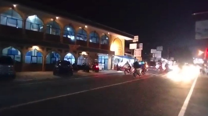 Situasi lalin di Simpang Megamendung, Jl Raya Puncak, Bogor, Sabtu (30/4/2022) malam.