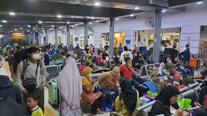 Stasiun Pasar Senen Ramai Pemudik Hingga Malam Hari (Tiara Aliya-detikcom)