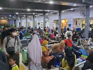 Stasiun Pasar Senen Masih Dipadati Pemudik Hingga Malam Hari