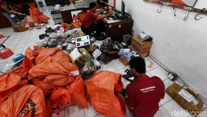 Suasana di Kantor Pos Wonosari, Kapanewon Wonosari, Kabupaten Gunungkidul, April 2022.