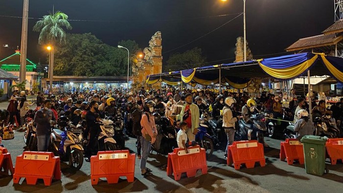 Situasi puncak arus mudik di Pelabuhan Padangbai, Kecamatan Manggis, Karangasem, Jumat (29/4/2022) malam