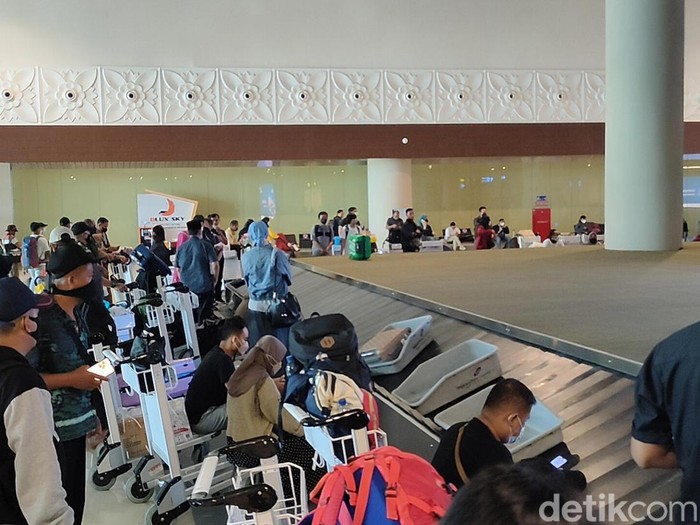 Suasana ramai di Yogyakarta International Airport (YIA) Kulon Progo, Sabtu (30/4/2022).