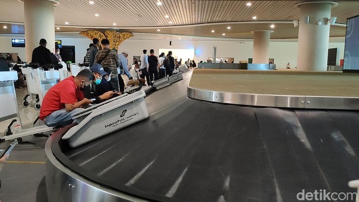 Suasana ramai di Yogyakarta International Airport (YIA) Kulon Progo, Sabtu (30/4/2022).