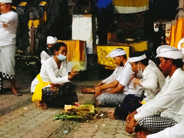 Suasana saat upacara guru piduka buntut video viral pamer kondom di Pura Samuan Tiga, Gianyar, Sabtu (30/4/2022)