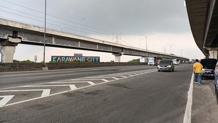 Suasana Tol Japek Lancar