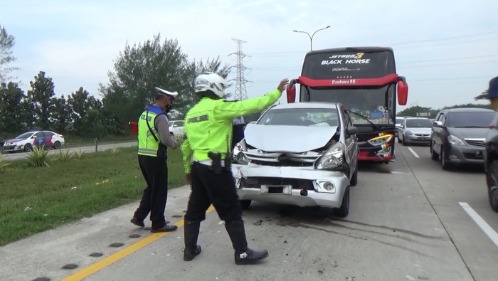 Tabrakan Beruntun 3 Kendaraan di Tol Cipali, Lalu Lintas Tersendat!
