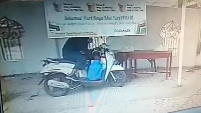 Tangkapan layar rekaman CCTV pria diduga curi beras zakat fitrah di masjid Medan