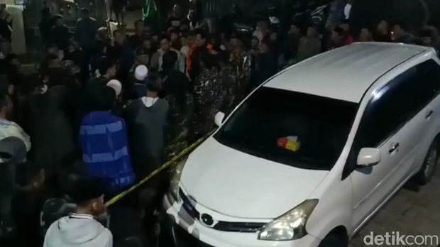 Temuan mayat pria di dalam mobil Xenia di Pasuruan.