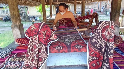 Proses pembuatan kain gringsing di Desa Tenganan