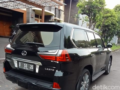 Tiga mobil mewah yang dibawa mudik Crazy Rich Grobogan Joko Suranto yakni Lexus Seri 570, Alphard Tipe G, dan Hyundai Palisade Signature, Sabtu (30/4/2022).