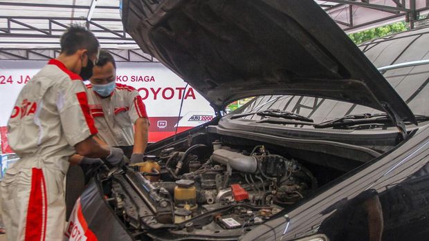 Petugas Posko Siaga Toyota memeriksa mobil yang digunakan pelanggan untuk mudik Lebaran, di Posko Siaga Lebaran 2022 Toyota, Tol Cikampek, Jawa Barat, Sabtu (30/4/2022).