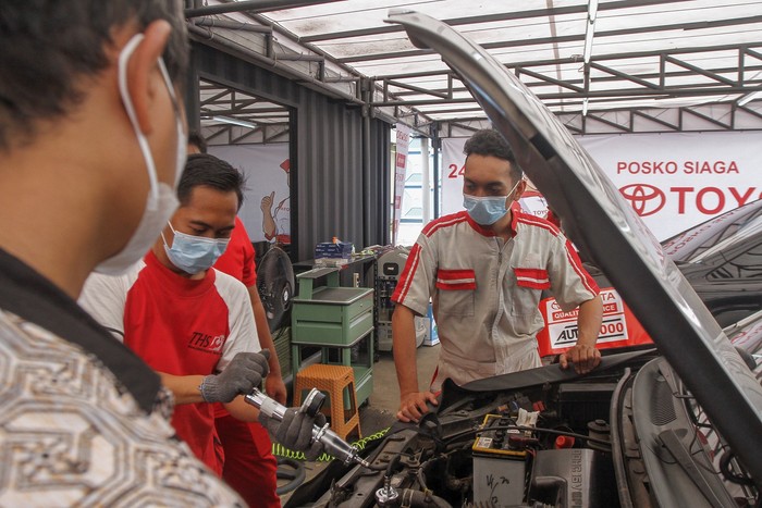 Petugas Posko Siaga Toyota memeriksa mobil yang digunakan pelanggan untuk mudik Lebaran, di Posko Siaga Lebaran 2022 Toyota, Tol Cikampek, Jawa Barat, Sabtu (30/4/2022).
