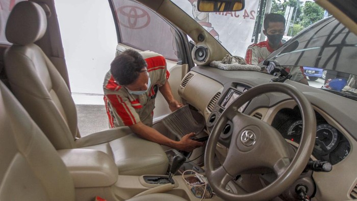 Petugas Posko Siaga Toyota memeriksa mobil yang digunakan pelanggan untuk mudik Lebaran, di Posko Siaga Lebaran 2022 Toyota, Tol Cikampek, Jawa Barat, Sabtu (30/4/2022).