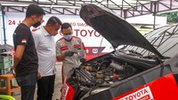 Petugas Posko Siaga Toyota memeriksa mobil yang digunakan pelanggan untuk mudik Lebaran, di Posko Siaga Lebaran 2022 Toyota, Tol Cikampek, Jawa Barat, Sabtu (30/4/2022).   
