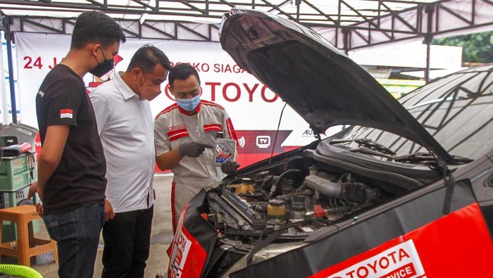 Toyota Hadirkan Posko dan Bengkel Siaga Lebaran 2022 Petugas Posko Siaga Toyota memeriksa mobil yang digunakan pelanggan untuk mudik Lebaran, di Posko Siaga Lebaran 2022 Toyota, Tol Cikampek, Jawa Barat, Sabtu (30/4/2022).