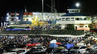 Sahut-sahutan klakson motor terdengar ketika bersiap memasuki kapal feri.  