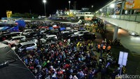 Untuk itu, pemudik yang hendak menyeberang ke Sumatera diminta bersabar untuk masuk ke dalam kapal. Menko PMK memastikan semua pemudik akan terangkut ke kapal untuk diantarkan ke Pelabuhan Bakauheni. 