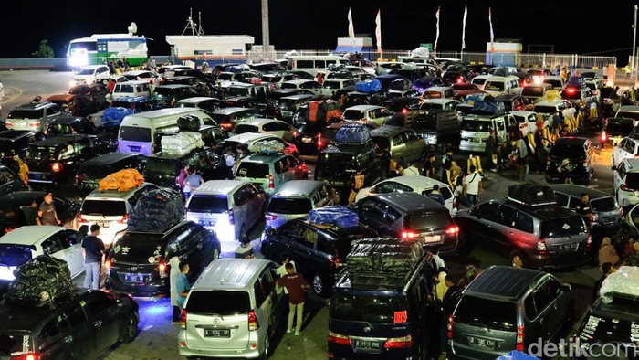 Tumpah Ruah Kendaraan di Pelabuhan Merak Saat Puncak Arus Mudik Kendaraan menunggu kapal di dermaga Pelabuhan Merak, Kota Cilegon, Provinsi Banten, Sabtu (30/4/2022) dini hari.
