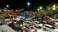 Kendaraan menunggu kapal di dermaga Pelabuhan Merak, Kota Cilegon, Provinsi Banten, Sabtu (30/4/2022) dini hari.  