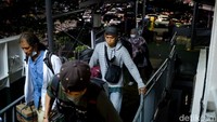Menko PMK Muhadjir Effendy mengakui mudik tahun ini mengalami lonjakan cukup signifikan dibanding masa mudik tahun 2019. Kenaikan penumpang tercatat 20 persen dibanding 2019. 