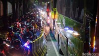 Sebagian besar pemudik motor membawa keluarganya, bahkan ada anak-anak.   