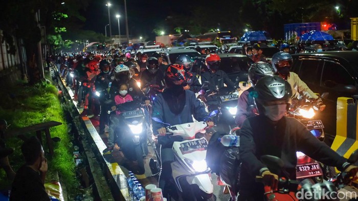 Pemudik yang menggunakan sepeda motor tampak memadati Pelabuhan Merak, Cilegon, Banten, Sabtu (30/4/2022) dini hari.