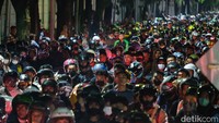 Adapun jumlah pemudik di Pelabuhan Merak terus bertambah pada puncak arus mudik. Terhitung hingga kemarin, sebanyak 422.804 ribu pemudik menyeberang via Pelabuhan Merak.