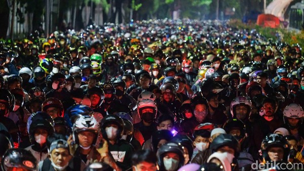 Potret Lautan Pemotor Saat Puncak Arus Mudik di Merak