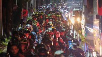 Saat ribuan motor hendak masuk toll gate pelabuhan diiringi suara klakson saling bersahutan.