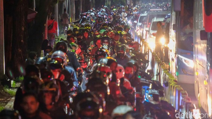 Pemudik yang menggunakan sepeda motor tampak memadati Pelabuhan Merak, Cilegon, Banten, Sabtu (30/4/2022) dini hari.