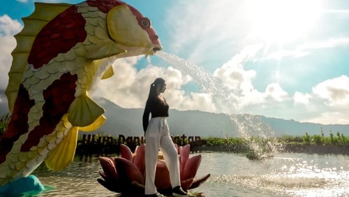 Taman Beji di Ulundanu Beratan dengan kolam serta patung ikan yang memancurkan air. (dok.DTW Ulundanu Beratan)